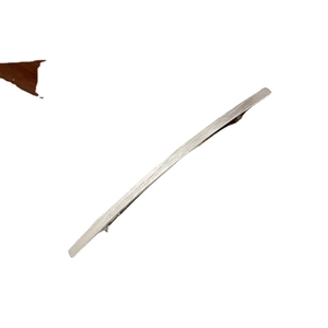 Minimalistische Haarspange aus Silber mit gebürsteter Metallstruktur und Federklemme