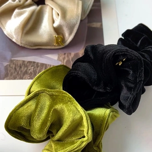 Chouchou en Satin Style Français Grand Élastique à Cheveux Avec Breloque Lettre R en Métal Accessoires Élégants pour Femmes