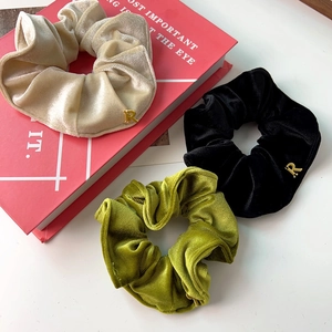 Lot de trois chouchous en velours or, noir et vert avec breloque métallique R