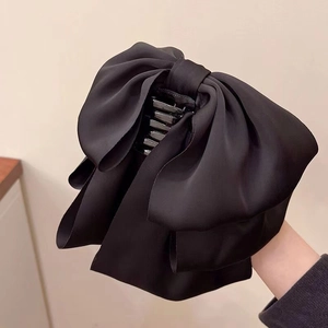 Grande pince à cheveux élégante en satin noir pour queue de cheval haute de style français