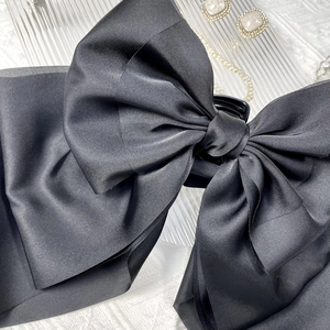 Barrette à cheveux élégante avec grand nœud en satin noir et texture de soie artisanale
