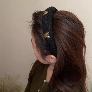 Korean Style Black Knitted Woolen Yarn Headband With Gold Metallic Heart Ornaments Thickened High Skull Top Winter Hair Accessory For Women