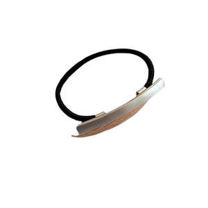 High-elastic geometric metal hair tie with silver brushed finish and brown wood inlay