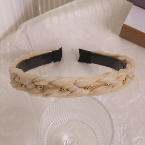 Detailansicht beige geflochtener Satin-Haarreif mit Goldkette und Herz-Anhängern