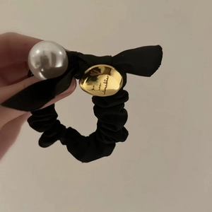 Chouchou Nœud en Satin Rétro Français Avec Grosse Fausse Künstliche Perle Charme en Alliage Doré Ruban Noir Accessoires Cheveux Femme