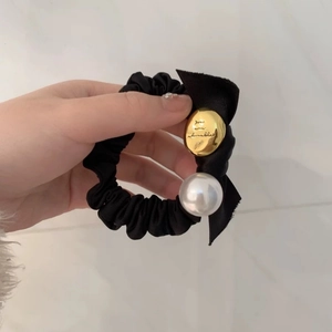 Chouchou en satin noir style français avec perle et pièce en métal gravée dorée