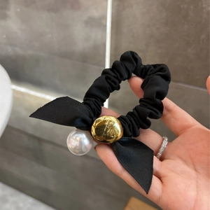 Chouchou vintage noir en soie avec nœud élégant et détail perle blanche pour femme