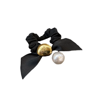 Chouchou vintage en satin noir avec nœud, pendentif doré et une grande perle élégante
