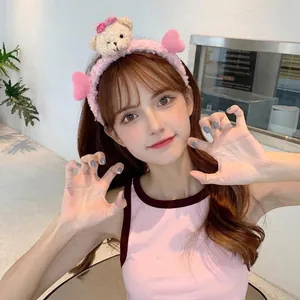 Bandeau mignon en peluche d'ours rose avec cœurs pour le lavage du visage et le coiffage
