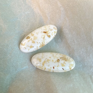 Paio di fermagli per capelli ovali in resina con scaglie dorate e finitura crema