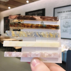 5-piece set of minimalist marbled acetate hair clips with golden metal base for women