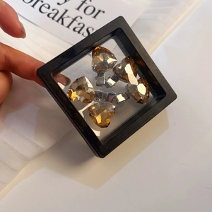 Set van vier amberkleurige hartvormige haarspelden in een zwarte PE-folie displaybox