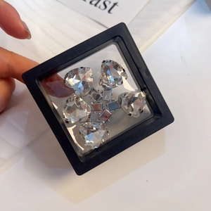 Detail van de roze hartvormige strass haarklem in een zwarte zwevende juwelendoos
