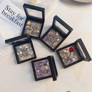 Close-up van fonkelende hartvormige strass haarspelden in luxe PE-film presentatiedozen