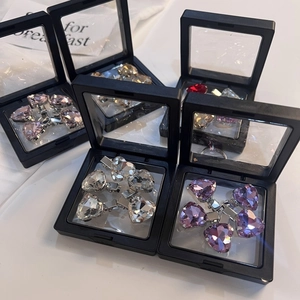 Detailopname van hartvormige strass haarspelden in zwarte PE-folie displayboxen