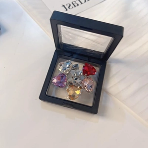 Fonkelende roze hartvormige haarspelden met strass in een zwarte PE-folie geschenkverpakking