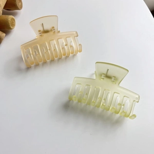 Matte jelly-colored small hair claws in amber and lemon yellow with translucent finish