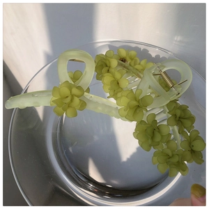 Détail de la pince à cheveux muguet vert citron avec ressort en métal doré