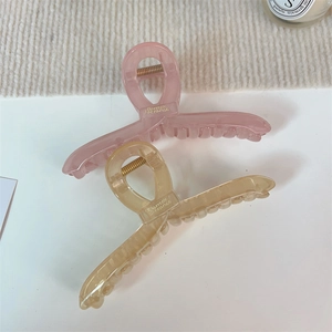 Détails des grandes pinces à cheveux rose et ambre de la marque Barrette La France