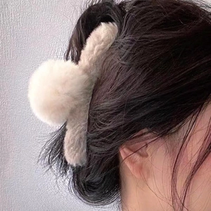 Pince à cheveux mignonne en fausse fourrure beige oreilles de lapin pour l'automne