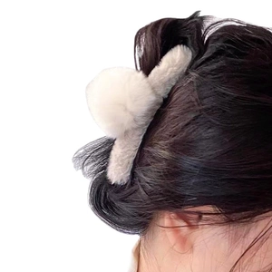 Pince à cheveux en fausse fourrure beige pour femme avec design mignon d'oreilles de lapin