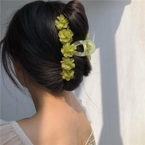 Pince à cheveux élégante vert forêt muguet sur modèle pour la coiffure