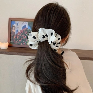Chouchou élégant en mousseline blanche avec motifs de cœurs noirs pour coiffure