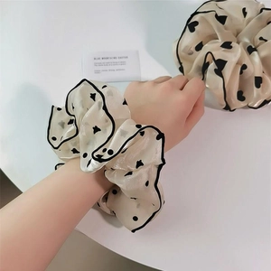 Chouchou élégant en organza avec motif cœur noir et bords cousus pour femmes stylées