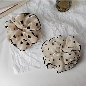 Chouchous élégants en organza avec motifs de cœurs et papillons noirs pour femme