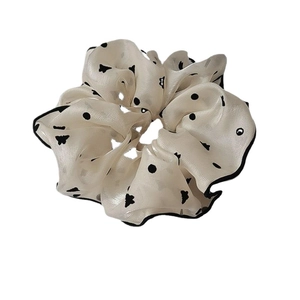 Chouchou élégant en satin beige à pois noirs et motifs papillons de grande taille