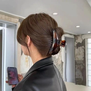 Pinza per capelli minimalista ambra tartarugata per donne acconciatura a chignon