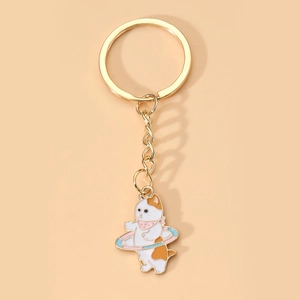 Détail d'un porte-clés chat calicot avec cerceau bleu et anneau en alliage doré poli