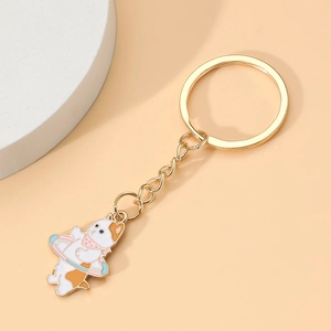 Détail du porte-clés chat mignon avec bouée colorée sur anneau en métal doré