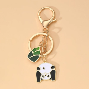 Détail d'un porte-clés panda avec pendentif bambou vert et fermoir mousqueton doré