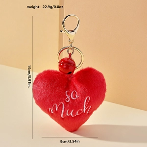 Détail d'un porte-clés cœur en peluche rouge avec broderie et mesures de dimensions