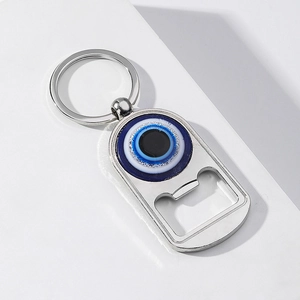 Vue détaillée du porte-clés décapsuleur en métal argenté avec amulette œil bleu