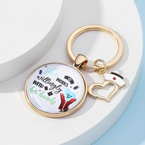 Détail macro du porte-clés pour infirmière avec citation inspirante et fini doré poli