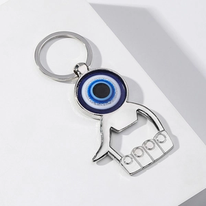Porte-clés décapsuleur en métal avec œil bleu sur un fond de style minimaliste