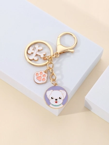 Détail du porte-clés chien avec fermoir doré et pendentifs en émail coloré
