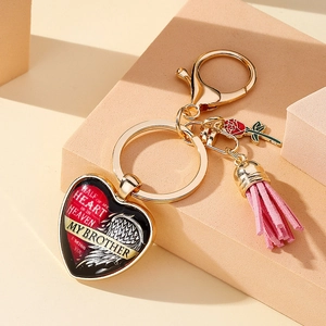 Porte-clés commémoratif avec pompon rose et pendentif cœur pour un frère au ciel