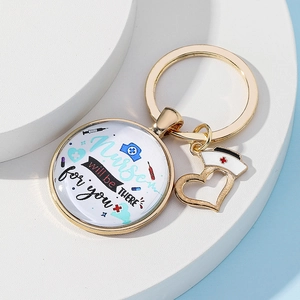 Détail d'un porte-clés d'infirmière doré avec citation et breloque en forme de chapeau