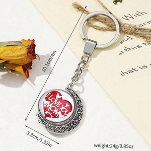 Détail porte-clés lune et cœur rotatif avec gravure I LOVE YOU MOM pour cadeau
