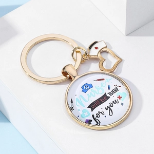 Détail du porte-clés infirmier doré avec texte de gratitude et petit pendentif cœur