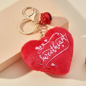 Détail du porte-clés cœur rouge en peluche avec broderie my sweetheart et clochette dorée