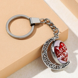 Détail du porte-clés lune avec breloque rotative gravée Love You Mom pour maman