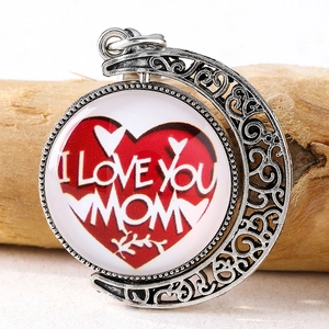 Détail du porte-clés lune argentée avec pendentif cœur I Love You Mom pour la Fête des Mères