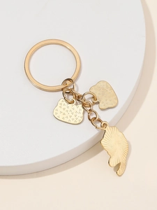 Détails de breloques dorées en forme de chat et de pendentifs texturés pour porte-clés