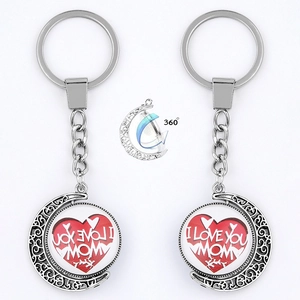 Vue détaillée du porte-clés lune rotatif à 360 degrés avec pendentif cœur I Love You Mom
