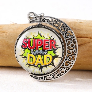 Portachiavi rotante vintage in argento con motivi traforati e pendente Super Dad
