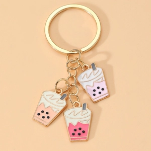 Portachiavi bubble tea con ciondoli in smalto rosa e anello in lega dorata